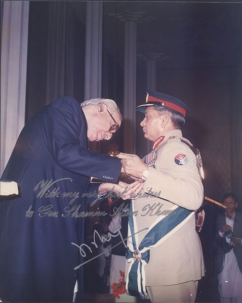 File:General Shamim Alam Khan receiving the Nishan-e-Imtiaz.jpg