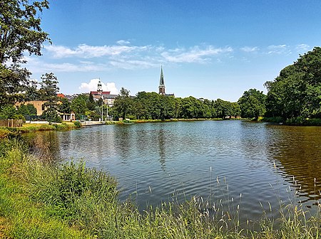 Geringswalde Blick über den Großteich auf Rathaus und Kirche 19 06 2021 1422