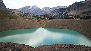 Der Karsee unterhalb des Gletschers, im Hintergrund die Cathedral Group mit dem Grand Teton