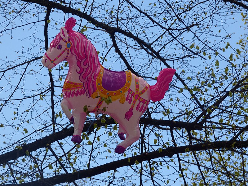 File:Globos en Tiergarten, Berlín 02.jpg