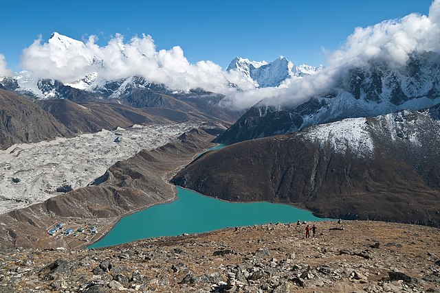 Вид на озера Гокио с вершины пика Гокио-Ри, 5300 м. Видны ледник Нгозумпа и многочисленные вершины региона Кхумбу. Национальный парк Сагарматха, Непал
