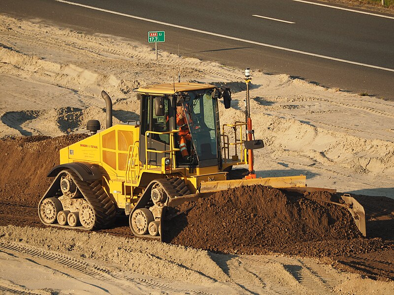 File:Grader Totaal aan het werk aan de A44 oprit te Leiden, foto 2.JPG