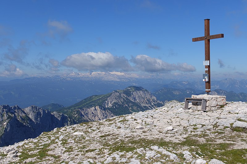 File:Großes Tragl Gipfelkreuz Totes Gebirge 20200706.jpg