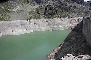 Großer Mühldorfer See mit Staumauer in entleertem Zustand