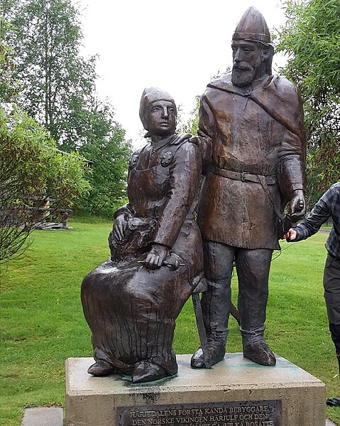 Statue of Härjulf Hornbrytare and his wife Helga in Lillhärdal