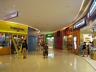 Hong Kong is also called the "Shopping paradise", with malls everywhere.
