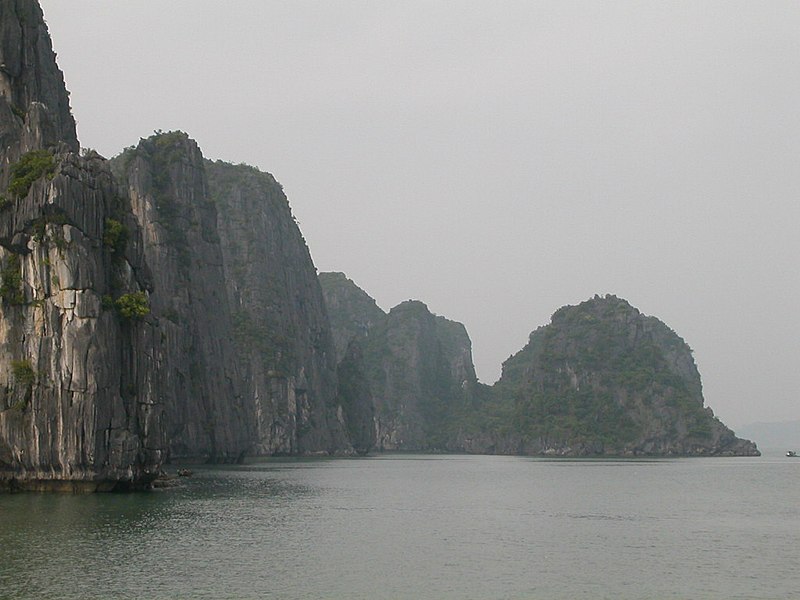 File:Ha Long bay tourism 21.jpg