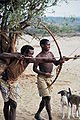 Zwei Jäger aus dem Volk der Hadza im afrikanischen Tansania