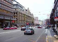 Hamngatan mod øst ved "Hamngatsbacken" et vinterdag 1955 og samme sted en vinterdag 2010, "Hamngatsbacken" blev gravet bort 1967-1968. 
 Til venstre ses Hesteskopaladset og NK, den eneste bebyggelse i den forhenværende kasse som overlevede Norrmalm-reguleringen.