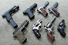 Колекція восьми різних пістолетів на землі