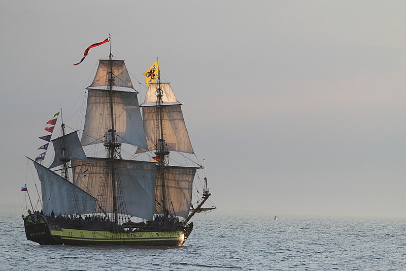 File:Hanse Sail 2011 - Fregatt-Vollschiff "Shtandart" (6386395339).jpg