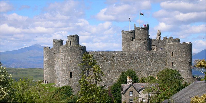 File:Harlech Castle with Snowdon.jpg