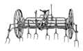 Faneuse à traction animale (XXe siècle) ; le jeu des huit fourches est mu par la rotation des roues, et un siège est prévu pour le conducteur.