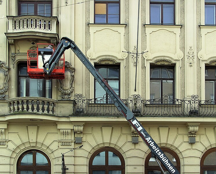 File:Hebebühne in München.jpg