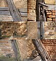 Holz mit Geschichte an dem mittelalterlichen Wirtschaftsgebäude