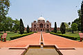 Grobowiec Humajuna położony w ogrodzie krajobrazowym, typowym dla architektury Mogołów (por. Tadź Mahal)