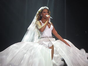 English: Beyoncé performing on The O2 in Londo...