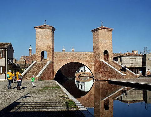 Le torri di guardia del ponte dei Trepponti (1631) a Comacchio (Ferrara - Italia)