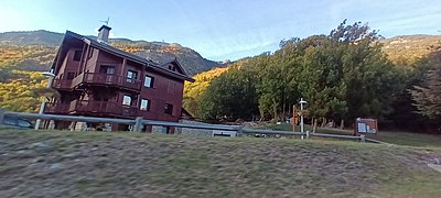 Vue de l'entrée des Provencières avec un talus débroussaillé et une résidence.