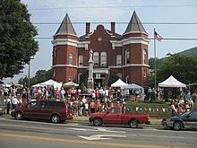 Independence va couthhouse during 4thJuly 2006.jpg