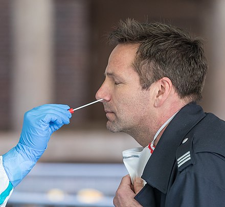 2019冠状病毒病检测鼻咽拭子的的示範。
