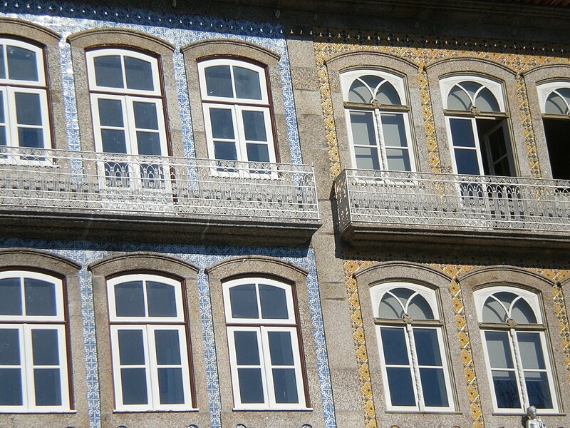 File:Janelas em edifícios da Alameda São Damâso.JPG