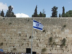 ’n Israeliese vlag voor die Westelike Muur (ha Kotel ha-Ma'rawi) in Jerusalem