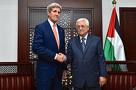 الرئيس الفلسطيني محمود عباس ووزير الخارجية الأمريكي جون كيري في المقر (2014)