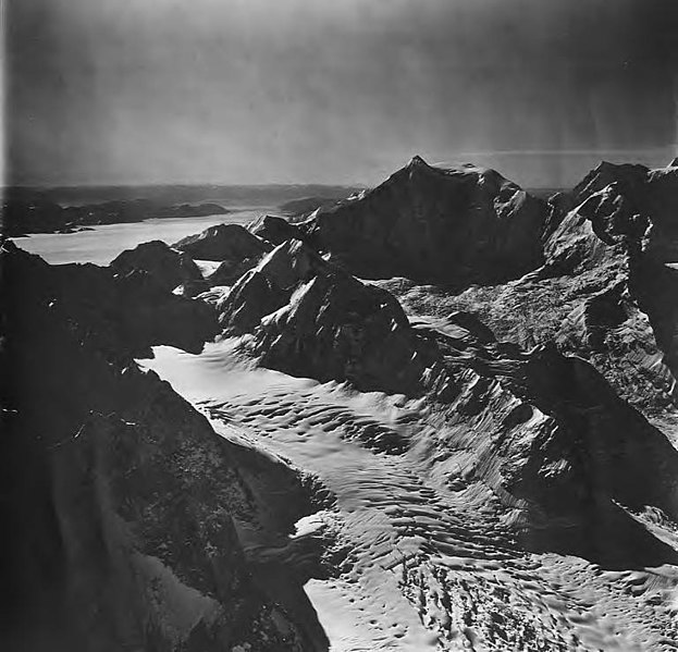 File:Johns Hopkins Glacier and Mt Bertha, cirque glacier and mountqain glacier, September 12, 1973 (GLACIERS 5507).jpg