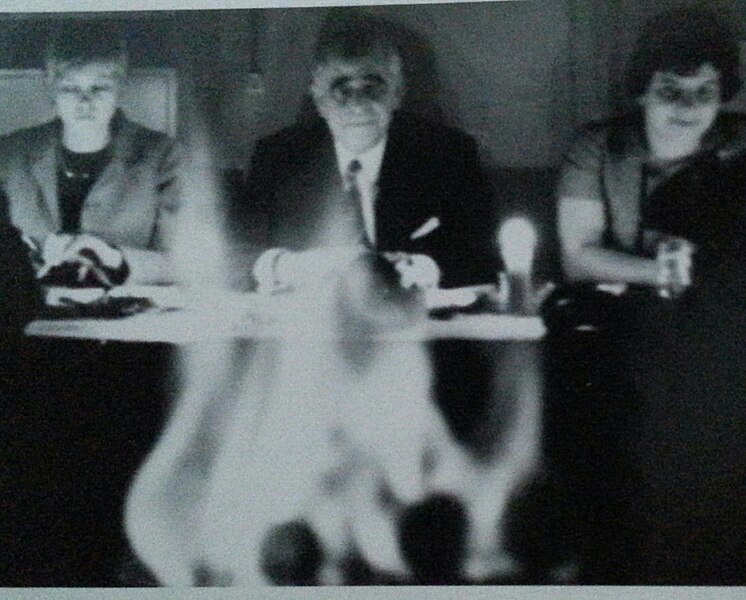 File:Josef Schormüller bei einer Feuerzangenbowle mit Mitarbeiterinnen 1968.jpg