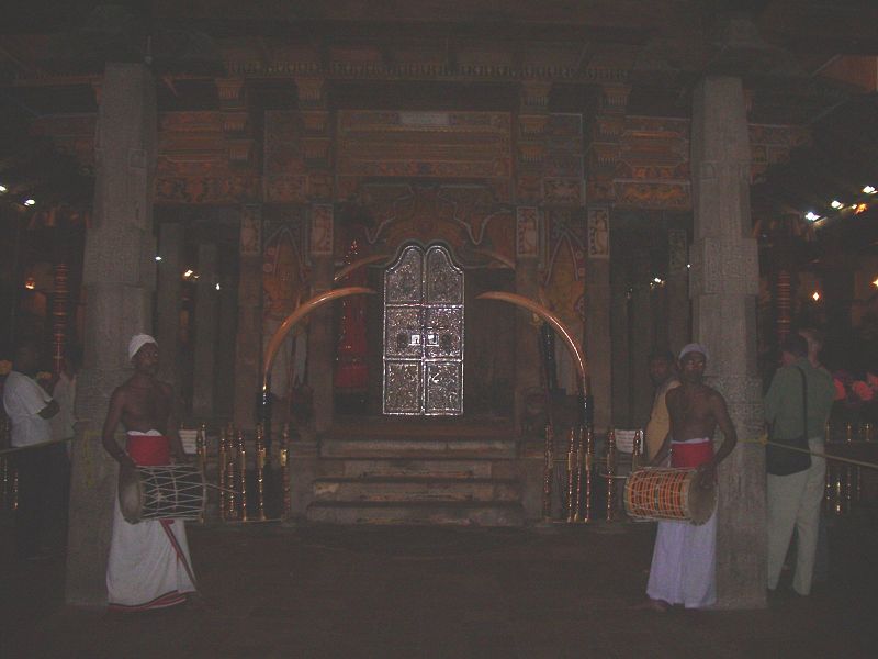 File:Kandy-interiordeltemple8.jpg