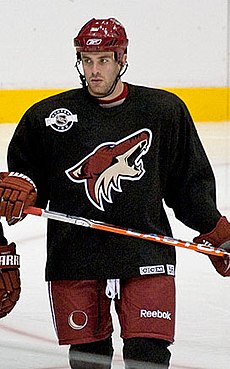 Keith Yandle Coyotes cvičí 2.jpg