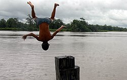 Anak-anak melompat di sungai Maracanã 1.jpg