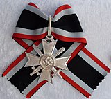Cruz de Caballeros de la Cruz al Mérito de Guerra con Espadas.jpg