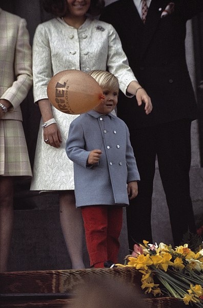 File:Koninginnedag koningin Juliana 61 jaar , defile Paleis nr. 32 Prinses Beatri, Bestanddeelnr 254-8629.jpg