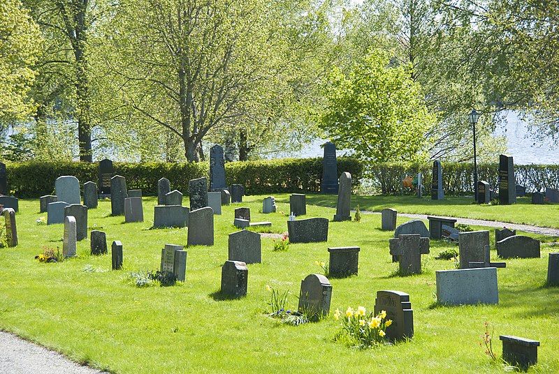 File:Kyrkogård vid Länna kyrka.jpg