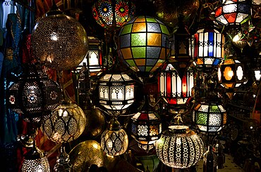 مصابيح تقليديَّة معروضة في إحدى الدكاكين بِساحة جامع الفناء في مدينة مُرَّاكش بِالمغرب