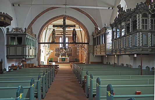 Innenraum – Blick vom Hauptschiff auf die Triumphkreuz-Gruppe (15. Jh.) und den Chor. Seitlich die Adelslogen