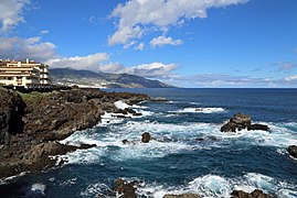 La côte formée de roches volcaniques