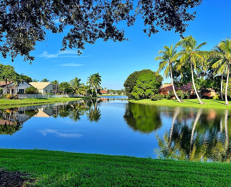 File:Lakes and coconut trees abound.jpg