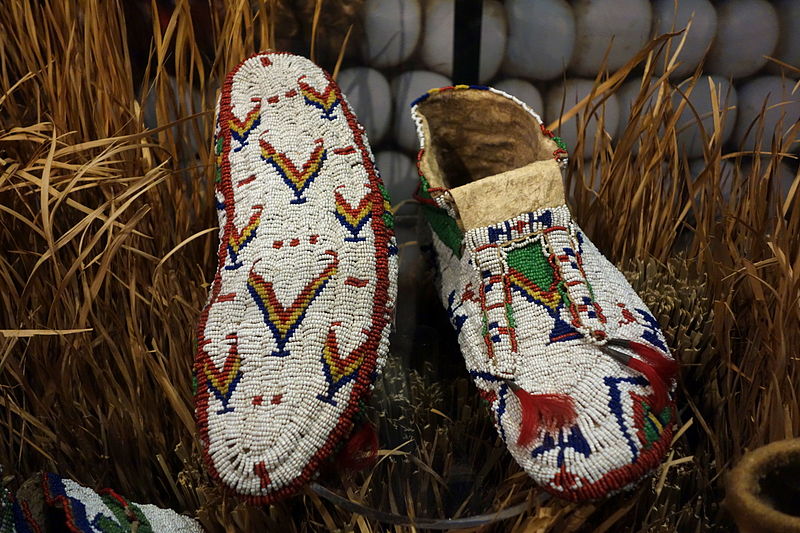 File:Lakota moccasins, c. 1890 - Bata Shoe Museum - DSC00580.JPG