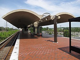 Station d'atterrissage depuis l'extrémité entrante de la plate-forme.jpg