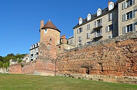 Une section du mur d'enceinte romain avec les vestiges de tours.