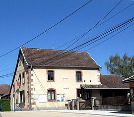 The town hall and school in Le Vernoy