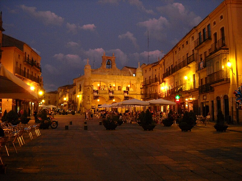 File:LiB plaza mayor ciudad rodrigo 01.jpg