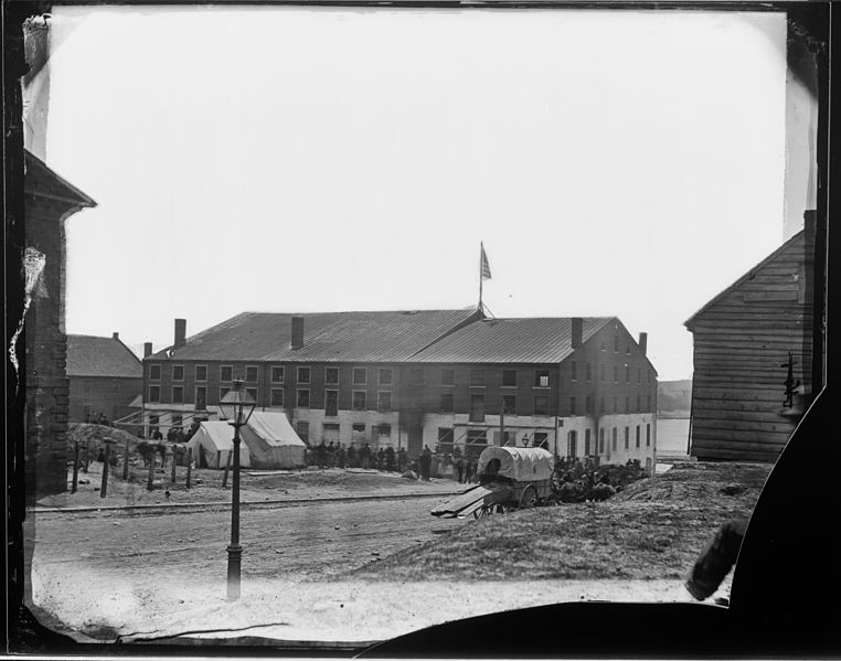 File:Libby prison, 1865 - NARA - 524538.jpg