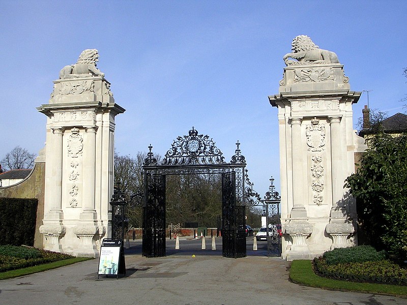 File:Lion Gate - geograph.org.uk - 1690357.jpg