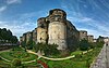 Chateau d'Angers, Maine-et-Loire, Pays de la Loire, França.  O portão do lado sul dos campos em primeiro plano, era originalmente a entrada principal da fortaleza.