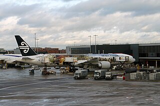 Boeing 777-300 de Air New Zealand con la librea «La aerolínea de la Tierra Media» en el Aeropuerto de Londres-Heathrow usado para promover la película El hobbit: un viaje inesperado.