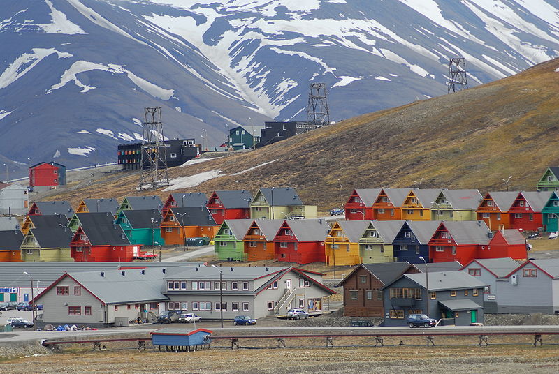 File:Longyearbyen colourful homes.jpg